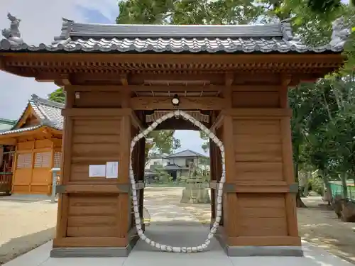 田脇日吉神社の山門