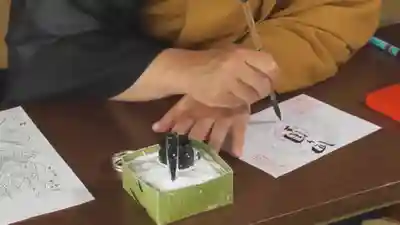 方丈さまが御朱印の書き入れを。
このようなご様子を拝見させて頂くというのは、やはり嬉しいものですね☺️