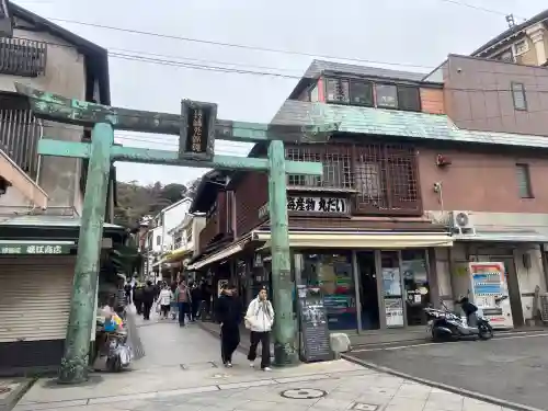 江島神社の{uncategorized: "未分類", other: "その他", undefined: "問題あり", building: "その他建物", grave: "お墓", sacred_gate: "鳥居", guardian: "狛犬", statue: "像", buddha: "仏像", history: "歴史", nature: "自然", garden: "庭園", animal: "動物", pagoda: "塔", temizu: "手水舎", mountain_gate: "山門・神門", sanctuary: "本殿・本堂", subordinate: "末社・摂社", art: "芸術", scenery: "景色", jizo: "地蔵", ema: "絵馬", goshuin: "御朱印", omikuji: "おみくじ", items: "授与品その他", amulet: "お守り", goshuincho: "御朱印帳", eats: "食事", festival: "お祭り", votive_dance: "神楽", shichigosan: "七五三参", wedding: "結婚式", experience: "体験その他", initially: "初詣", around: "周辺", anti_infection: "感染症対策"}