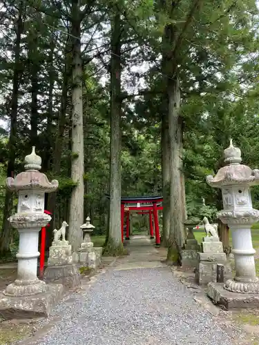 岡谷稲荷神社の建物その他