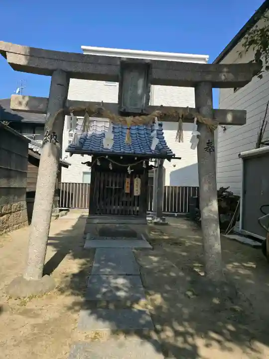 天神社の{uncategorized: "未分類", other: "その他", undefined: "問題あり", building: "その他建物", grave: "お墓", sacred_gate: "鳥居", guardian: "狛犬", statue: "像", buddha: "仏像", history: "歴史", nature: "自然", garden: "庭園", animal: "動物", pagoda: "塔", temizu: "手水舎", mountain_gate: "山門・神門", sanctuary: "本殿・本堂", subordinate: "末社・摂社", art: "芸術", scenery: "景色", jizo: "地蔵", ema: "絵馬", goshuin: "御朱印", omikuji: "おみくじ", items: "授与品その他", amulet: "お守り", goshuincho: "御朱印帳", eats: "食事", festival: "お祭り", votive_dance: "神楽", shichigosan: "七五三参", wedding: "結婚式", experience: "体験その他", initially: "初詣", around: "周辺", anti_infection: "感染症対策"}