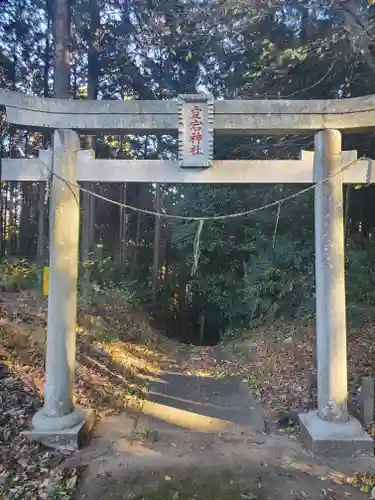 夜刀神社(愛宕神社境内社)の鳥居