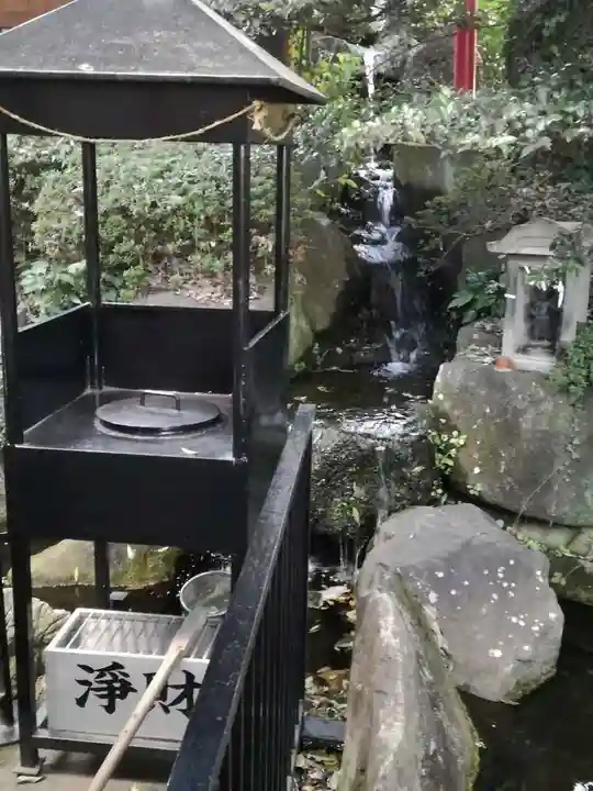 白蛇辨財天の庭園