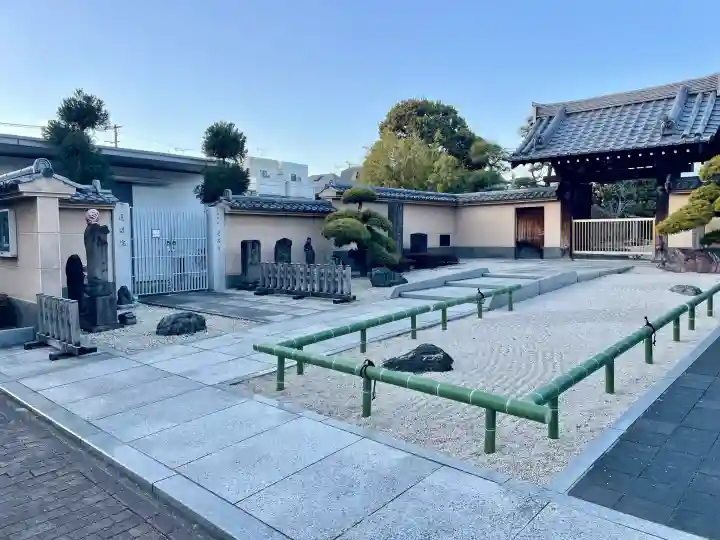蓮花寺の{uncategorized: "未分類", other: "その他", undefined: "問題あり", building: "その他建物", grave: "お墓", sacred_gate: "鳥居", guardian: "狛犬", statue: "像", buddha: "仏像", history: "歴史", nature: "自然", garden: "庭園", animal: "動物", pagoda: "塔", temizu: "手水舎", mountain_gate: "山門・神門", sanctuary: "本殿・本堂", subordinate: "末社・摂社", art: "芸術", scenery: "景色", jizo: "地蔵", ema: "絵馬", goshuin: "御朱印", omikuji: "おみくじ", items: "授与品その他", amulet: "お守り", goshuincho: "御朱印帳", eats: "食事", festival: "お祭り", votive_dance: "神楽", shichigosan: "七五三参", wedding: "結婚式", experience: "体験その他", initially: "初詣", around: "周辺", anti_infection: "感染症対策"}