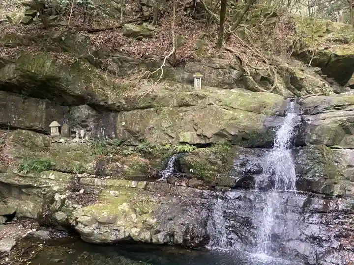 大本山七宝瀧寺の{uncategorized: "未分類", other: "その他", undefined: "問題あり", building: "その他建物", grave: "お墓", sacred_gate: "鳥居", guardian: "狛犬", statue: "像", buddha: "仏像", history: "歴史", nature: "自然", garden: "庭園", animal: "動物", pagoda: "塔", temizu: "手水舎", mountain_gate: "山門・神門", sanctuary: "本殿・本堂", subordinate: "末社・摂社", art: "芸術", scenery: "景色", jizo: "地蔵", ema: "絵馬", goshuin: "御朱印", omikuji: "おみくじ", items: "授与品その他", amulet: "お守り", goshuincho: "御朱印帳", eats: "食事", festival: "お祭り", votive_dance: "神楽", shichigosan: "七五三参", wedding: "結婚式", experience: "体験その他", initially: "初詣", around: "周辺", anti_infection: "感染症対策"}