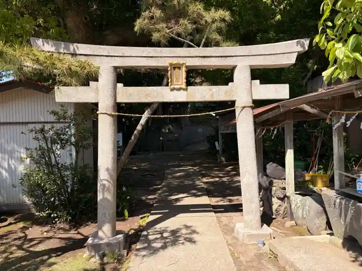 白髭神社の{uncategorized: "未分類", other: "その他", undefined: "問題あり", building: "その他建物", grave: "お墓", sacred_gate: "鳥居", guardian: "狛犬", statue: "像", buddha: "仏像", history: "歴史", nature: "自然", garden: "庭園", animal: "動物", pagoda: "塔", temizu: "手水舎", mountain_gate: "山門・神門", sanctuary: "本殿・本堂", subordinate: "末社・摂社", art: "芸術", scenery: "景色", jizo: "地蔵", ema: "絵馬", goshuin: "御朱印", omikuji: "おみくじ", items: "授与品その他", amulet: "お守り", goshuincho: "御朱印帳", eats: "食事", festival: "お祭り", votive_dance: "神楽", shichigosan: "七五三参", wedding: "結婚式", experience: "体験その他", initially: "初詣", around: "周辺", anti_infection: "感染症対策"}