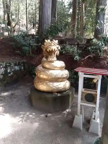 日光二荒山神社中宮祠の像