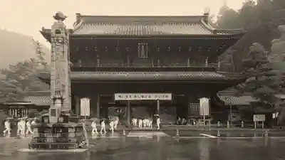 久遠寺の山門・神門