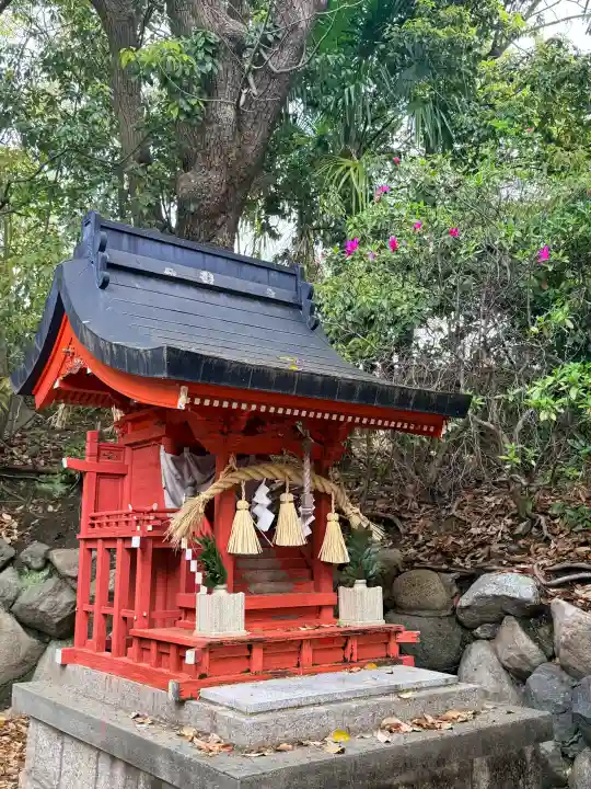 熊野神社の{uncategorized: "未分類", other: "その他", undefined: "問題あり", building: "その他建物", grave: "お墓", sacred_gate: "鳥居", guardian: "狛犬", statue: "像", buddha: "仏像", history: "歴史", nature: "自然", garden: "庭園", animal: "動物", pagoda: "塔", temizu: "手水舎", mountain_gate: "山門・神門", sanctuary: "本殿・本堂", subordinate: "末社・摂社", art: "芸術", scenery: "景色", jizo: "地蔵", ema: "絵馬", goshuin: "御朱印", omikuji: "おみくじ", items: "授与品その他", amulet: "お守り", goshuincho: "御朱印帳", eats: "食事", festival: "お祭り", votive_dance: "神楽", shichigosan: "七五三参", wedding: "結婚式", experience: "体験その他", initially: "初詣", around: "周辺", anti_infection: "感染症対策"}