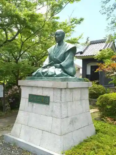 石田神社の像