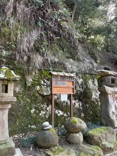 湯所神社の{uncategorized: "未分類", other: "その他", undefined: "問題あり", building: "その他建物", grave: "お墓", sacred_gate: "鳥居", guardian: "狛犬", statue: "像", buddha: "仏像", history: "歴史", nature: "自然", garden: "庭園", animal: "動物", pagoda: "塔", temizu: "手水舎", mountain_gate: "山門・神門", sanctuary: "本殿・本堂", subordinate: "末社・摂社", art: "芸術", scenery: "景色", jizo: "地蔵", ema: "絵馬", goshuin: "御朱印", omikuji: "おみくじ", items: "授与品その他", amulet: "お守り", goshuincho: "御朱印帳", eats: "食事", festival: "お祭り", votive_dance: "神楽", shichigosan: "七五三参", wedding: "結婚式", experience: "体験その他", initially: "初詣", around: "周辺", anti_infection: "感染症対策"}