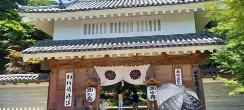 目の霊山　油山寺の山門