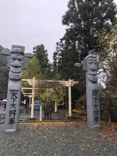 高麗神社の像