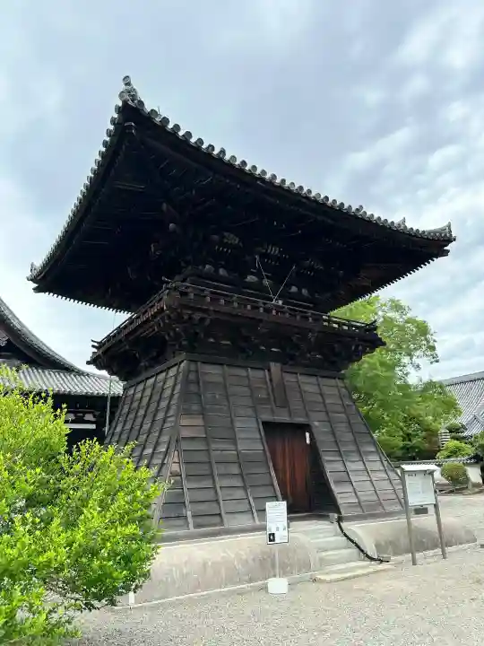 鶴林寺の{uncategorized: "未分類", other: "その他", undefined: "問題あり", building: "その他建物", grave: "お墓", sacred_gate: "鳥居", guardian: "狛犬", statue: "像", buddha: "仏像", history: "歴史", nature: "自然", garden: "庭園", animal: "動物", pagoda: "塔", temizu: "手水舎", mountain_gate: "山門・神門", sanctuary: "本殿・本堂", subordinate: "末社・摂社", art: "芸術", scenery: "景色", jizo: "地蔵", ema: "絵馬", goshuin: "御朱印", omikuji: "おみくじ", items: "授与品その他", amulet: "お守り", goshuincho: "御朱印帳", eats: "食事", festival: "お祭り", votive_dance: "神楽", shichigosan: "七五三参", wedding: "結婚式", experience: "体験その他", initially: "初詣", around: "周辺", anti_infection: "感染症対策"}