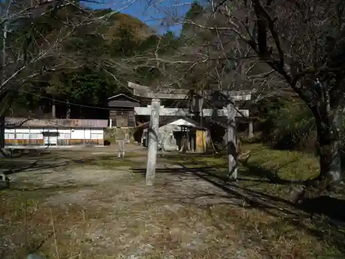 皆沢八幡宮本殿の鳥居