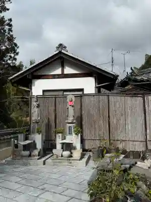 円生院の{uncategorized: "未分類", other: "その他", undefined: "問題あり", building: "その他建物", grave: "お墓", sacred_gate: "鳥居", guardian: "狛犬", statue: "像", buddha: "仏像", history: "歴史", nature: "自然", garden: "庭園", animal: "動物", pagoda: "塔", temizu: "手水舎", mountain_gate: "山門・神門", sanctuary: "本殿・本堂", subordinate: "末社・摂社", art: "芸術", scenery: "景色", jizo: "地蔵", ema: "絵馬", goshuin: "御朱印", omikuji: "おみくじ", items: "授与品その他", amulet: "お守り", goshuincho: "御朱印帳", eats: "食事", festival: "お祭り", votive_dance: "神楽", shichigosan: "七五三参", wedding: "結婚式", experience: "体験その他", initially: "初詣", around: "周辺", anti_infection: "感染症対策"}