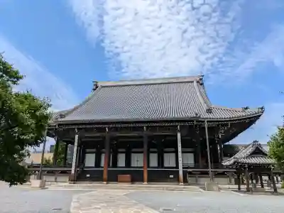 興正寺の{uncategorized: "未分類", other: "その他", undefined: "問題あり", building: "その他建物", grave: "お墓", sacred_gate: "鳥居", guardian: "狛犬", statue: "像", buddha: "仏像", history: "歴史", nature: "自然", garden: "庭園", animal: "動物", pagoda: "塔", temizu: "手水舎", mountain_gate: "山門・神門", sanctuary: "本殿・本堂", subordinate: "末社・摂社", art: "芸術", scenery: "景色", jizo: "地蔵", ema: "絵馬", goshuin: "御朱印", omikuji: "おみくじ", items: "授与品その他", amulet: "お守り", goshuincho: "御朱印帳", eats: "食事", festival: "お祭り", votive_dance: "神楽", shichigosan: "七五三参", wedding: "結婚式", experience: "体験その他", initially: "初詣", around: "周辺", anti_infection: "感染症対策"}