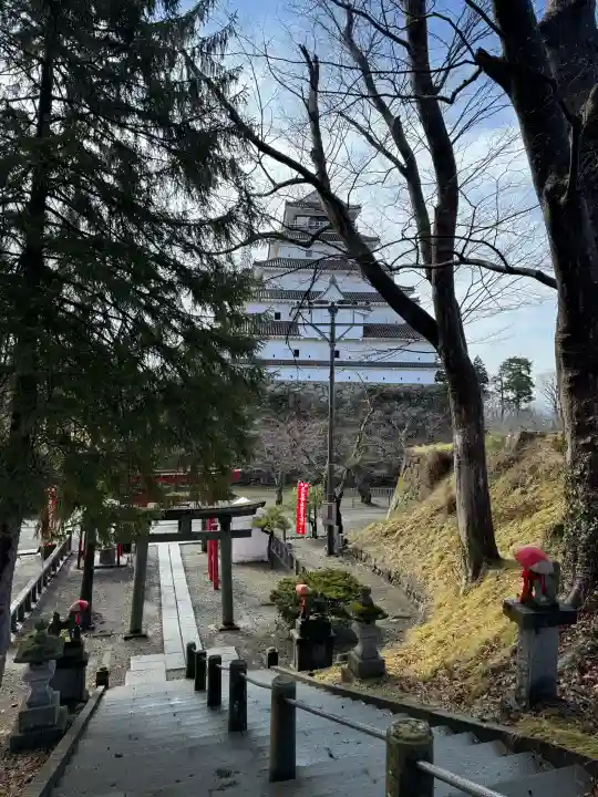 鶴ケ城稲荷神社の{uncategorized: "未分類", other: "その他", undefined: "問題あり", building: "その他建物", grave: "お墓", sacred_gate: "鳥居", guardian: "狛犬", statue: "像", buddha: "仏像", history: "歴史", nature: "自然", garden: "庭園", animal: "動物", pagoda: "塔", temizu: "手水舎", mountain_gate: "山門・神門", sanctuary: "本殿・本堂", subordinate: "末社・摂社", art: "芸術", scenery: "景色", jizo: "地蔵", ema: "絵馬", goshuin: "御朱印", omikuji: "おみくじ", items: "授与品その他", amulet: "お守り", goshuincho: "御朱印帳", eats: "食事", festival: "お祭り", votive_dance: "神楽", shichigosan: "七五三参", wedding: "結婚式", experience: "体験その他", initially: "初詣", around: "周辺", anti_infection: "感染症対策"}