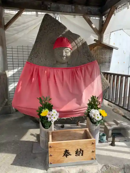 みがわり地蔵尊の{uncategorized: "未分類", other: "その他", undefined: "問題あり", building: "その他建物", grave: "お墓", sacred_gate: "鳥居", guardian: "狛犬", statue: "像", buddha: "仏像", history: "歴史", nature: "自然", garden: "庭園", animal: "動物", pagoda: "塔", temizu: "手水舎", mountain_gate: "山門・神門", sanctuary: "本殿・本堂", subordinate: "末社・摂社", art: "芸術", scenery: "景色", jizo: "地蔵", ema: "絵馬", goshuin: "御朱印", omikuji: "おみくじ", items: "授与品その他", amulet: "お守り", goshuincho: "御朱印帳", eats: "食事", festival: "お祭り", votive_dance: "神楽", shichigosan: "七五三参", wedding: "結婚式", experience: "体験その他", initially: "初詣", around: "周辺", anti_infection: "感染症対策"}