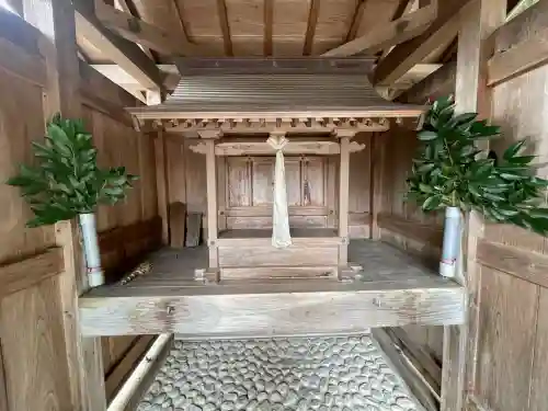 八幡神社(水口町新城)の{uncategorized: "未分類", other: "その他", undefined: "問題あり", building: "その他建物", grave: "お墓", sacred_gate: "鳥居", guardian: "狛犬", statue: "像", buddha: "仏像", history: "歴史", nature: "自然", garden: "庭園", animal: "動物", pagoda: "塔", temizu: "手水舎", mountain_gate: "山門・神門", sanctuary: "本殿・本堂", subordinate: "末社・摂社", art: "芸術", scenery: "景色", jizo: "地蔵", ema: "絵馬", goshuin: "御朱印", omikuji: "おみくじ", items: "授与品その他", amulet: "お守り", goshuincho: "御朱印帳", eats: "食事", festival: "お祭り", votive_dance: "神楽", shichigosan: "七五三参", wedding: "結婚式", experience: "体験その他", initially: "初詣", around: "周辺", anti_infection: "感染症対策"}