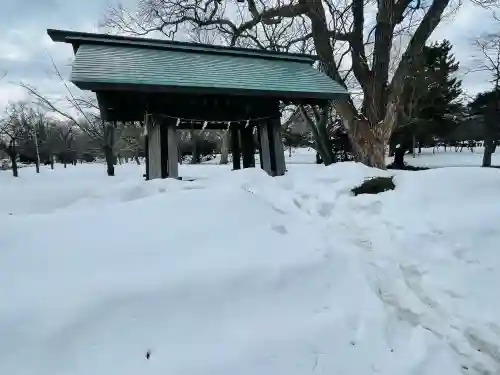 札幌護國神社の{uncategorized: "未分類", other: "その他", undefined: "問題あり", building: "その他建物", grave: "お墓", sacred_gate: "鳥居", guardian: "狛犬", statue: "像", buddha: "仏像", history: "歴史", nature: "自然", garden: "庭園", animal: "動物", pagoda: "塔", temizu: "手水舎", mountain_gate: "山門・神門", sanctuary: "本殿・本堂", subordinate: "末社・摂社", art: "芸術", scenery: "景色", jizo: "地蔵", ema: "絵馬", goshuin: "御朱印", omikuji: "おみくじ", items: "授与品その他", amulet: "お守り", goshuincho: "御朱印帳", eats: "食事", festival: "お祭り", votive_dance: "神楽", shichigosan: "七五三参", wedding: "結婚式", experience: "体験その他", initially: "初詣", around: "周辺", anti_infection: "感染症対策"}