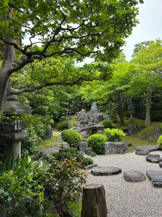 壬生寺の{uncategorized: "未分類", other: "その他", undefined: "問題あり", building: "その他建物", grave: "お墓", sacred_gate: "鳥居", guardian: "狛犬", statue: "像", buddha: "仏像", history: "歴史", nature: "自然", garden: "庭園", animal: "動物", pagoda: "塔", temizu: "手水舎", mountain_gate: "山門・神門", sanctuary: "本殿・本堂", subordinate: "末社・摂社", art: "芸術", scenery: "景色", jizo: "地蔵", ema: "絵馬", goshuin: "御朱印", omikuji: "おみくじ", items: "授与品その他", amulet: "お守り", goshuincho: "御朱印帳", eats: "食事", festival: "お祭り", votive_dance: "神楽", shichigosan: "七五三参", wedding: "結婚式", experience: "体験その他", initially: "初詣", around: "周辺", anti_infection: "感染症対策"}