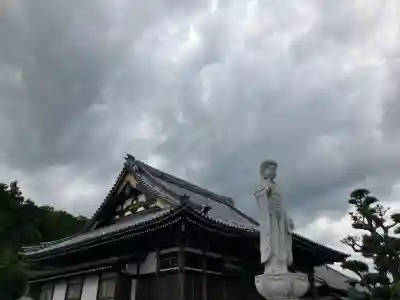長竜寺の{uncategorized: "未分類", other: "その他", undefined: "問題あり", building: "その他建物", grave: "お墓", sacred_gate: "鳥居", guardian: "狛犬", statue: "像", buddha: "仏像", history: "歴史", nature: "自然", garden: "庭園", animal: "動物", pagoda: "塔", temizu: "手水舎", mountain_gate: "山門・神門", sanctuary: "本殿・本堂", subordinate: "末社・摂社", art: "芸術", scenery: "景色", jizo: "地蔵", ema: "絵馬", goshuin: "御朱印", omikuji: "おみくじ", items: "授与品その他", amulet: "お守り", goshuincho: "御朱印帳", eats: "食事", festival: "お祭り", votive_dance: "神楽", shichigosan: "七五三参", wedding: "結婚式", experience: "体験その他", initially: "初詣", around: "周辺", anti_infection: "感染症対策"}