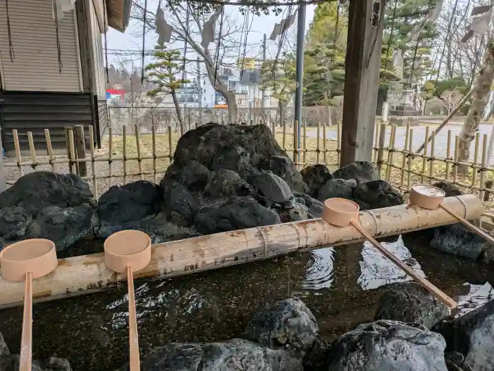 湯倉神社の{uncategorized: "未分類", other: "その他", undefined: "問題あり", building: "その他建物", grave: "お墓", sacred_gate: "鳥居", guardian: "狛犬", statue: "像", buddha: "仏像", history: "歴史", nature: "自然", garden: "庭園", animal: "動物", pagoda: "塔", temizu: "手水舎", mountain_gate: "山門・神門", sanctuary: "本殿・本堂", subordinate: "末社・摂社", art: "芸術", scenery: "景色", jizo: "地蔵", ema: "絵馬", goshuin: "御朱印", omikuji: "おみくじ", items: "授与品その他", amulet: "お守り", goshuincho: "御朱印帳", eats: "食事", festival: "お祭り", votive_dance: "神楽", shichigosan: "七五三参", wedding: "結婚式", experience: "体験その他", initially: "初詣", around: "周辺", anti_infection: "感染症対策"}