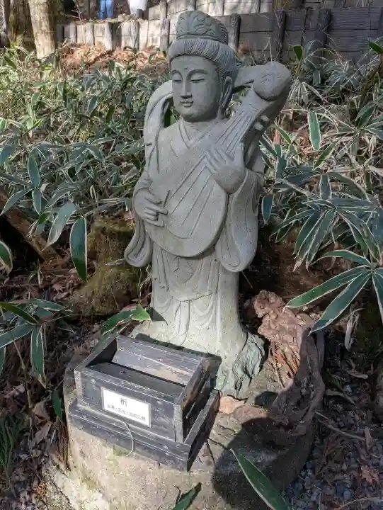 日光二荒山神社の{uncategorized: "未分類", other: "その他", undefined: "問題あり", building: "その他建物", grave: "お墓", sacred_gate: "鳥居", guardian: "狛犬", statue: "像", buddha: "仏像", history: "歴史", nature: "自然", garden: "庭園", animal: "動物", pagoda: "塔", temizu: "手水舎", mountain_gate: "山門・神門", sanctuary: "本殿・本堂", subordinate: "末社・摂社", art: "芸術", scenery: "景色", jizo: "地蔵", ema: "絵馬", goshuin: "御朱印", omikuji: "おみくじ", items: "授与品その他", amulet: "お守り", goshuincho: "御朱印帳", eats: "食事", festival: "お祭り", votive_dance: "神楽", shichigosan: "七五三参", wedding: "結婚式", experience: "体験その他", initially: "初詣", around: "周辺", anti_infection: "感染症対策"}