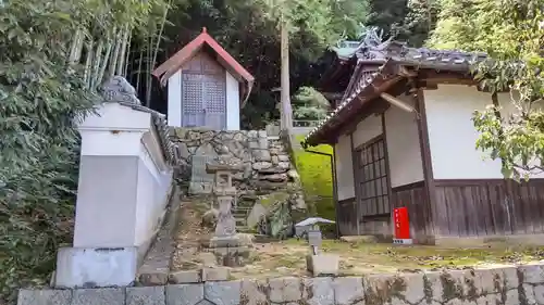 七面大明神の建物その他