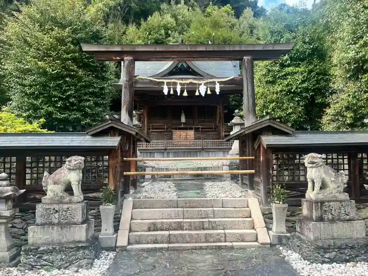 相賀大神社の{uncategorized: "未分類", other: "その他", undefined: "問題あり", building: "その他建物", grave: "お墓", sacred_gate: "鳥居", guardian: "狛犬", statue: "像", buddha: "仏像", history: "歴史", nature: "自然", garden: "庭園", animal: "動物", pagoda: "塔", temizu: "手水舎", mountain_gate: "山門・神門", sanctuary: "本殿・本堂", subordinate: "末社・摂社", art: "芸術", scenery: "景色", jizo: "地蔵", ema: "絵馬", goshuin: "御朱印", omikuji: "おみくじ", items: "授与品その他", amulet: "お守り", goshuincho: "御朱印帳", eats: "食事", festival: "お祭り", votive_dance: "神楽", shichigosan: "七五三参", wedding: "結婚式", experience: "体験その他", initially: "初詣", around: "周辺", anti_infection: "感染症対策"}