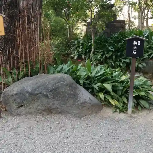 駒止稲荷神社の庭園