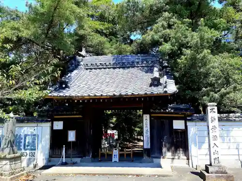 北山稲荷普済寺の山門