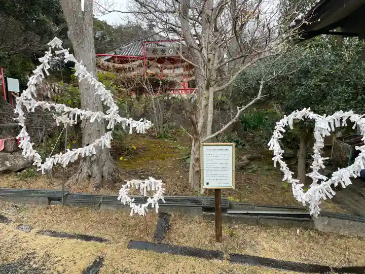 愛染明王堂の{uncategorized: "未分類", other: "その他", undefined: "問題あり", building: "その他建物", grave: "お墓", sacred_gate: "鳥居", guardian: "狛犬", statue: "像", buddha: "仏像", history: "歴史", nature: "自然", garden: "庭園", animal: "動物", pagoda: "塔", temizu: "手水舎", mountain_gate: "山門・神門", sanctuary: "本殿・本堂", subordinate: "末社・摂社", art: "芸術", scenery: "景色", jizo: "地蔵", ema: "絵馬", goshuin: "御朱印", omikuji: "おみくじ", items: "授与品その他", amulet: "お守り", goshuincho: "御朱印帳", eats: "食事", festival: "お祭り", votive_dance: "神楽", shichigosan: "七五三参", wedding: "結婚式", experience: "体験その他", initially: "初詣", around: "周辺", anti_infection: "感染症対策"}