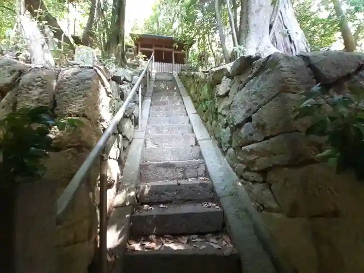 大狛神社の{uncategorized: "未分類", other: "その他", undefined: "問題あり", building: "その他建物", grave: "お墓", sacred_gate: "鳥居", guardian: "狛犬", statue: "像", buddha: "仏像", history: "歴史", nature: "自然", garden: "庭園", animal: "動物", pagoda: "塔", temizu: "手水舎", mountain_gate: "山門・神門", sanctuary: "本殿・本堂", subordinate: "末社・摂社", art: "芸術", scenery: "景色", jizo: "地蔵", ema: "絵馬", goshuin: "御朱印", omikuji: "おみくじ", items: "授与品その他", amulet: "お守り", goshuincho: "御朱印帳", eats: "食事", festival: "お祭り", votive_dance: "神楽", shichigosan: "七五三参", wedding: "結婚式", experience: "体験その他", initially: "初詣", around: "周辺", anti_infection: "感染症対策"}