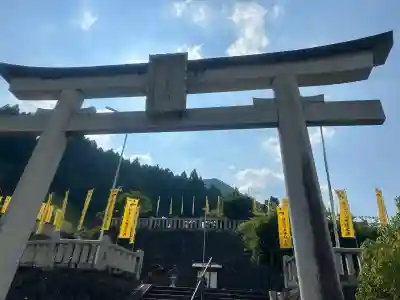 丹生川上神社（上社）の{uncategorized: "未分類", other: "その他", undefined: "問題あり", building: "その他建物", grave: "お墓", sacred_gate: "鳥居", guardian: "狛犬", statue: "像", buddha: "仏像", history: "歴史", nature: "自然", garden: "庭園", animal: "動物", pagoda: "塔", temizu: "手水舎", mountain_gate: "山門・神門", sanctuary: "本殿・本堂", subordinate: "末社・摂社", art: "芸術", scenery: "景色", jizo: "地蔵", ema: "絵馬", goshuin: "御朱印", omikuji: "おみくじ", items: "授与品その他", amulet: "お守り", goshuincho: "御朱印帳", eats: "食事", festival: "お祭り", votive_dance: "神楽", shichigosan: "七五三参", wedding: "結婚式", experience: "体験その他", initially: "初詣", around: "周辺", anti_infection: "感染症対策"}