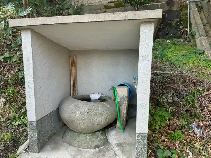 三社神社の{uncategorized: "未分類", other: "その他", undefined: "問題あり", building: "その他建物", grave: "お墓", sacred_gate: "鳥居", guardian: "狛犬", statue: "像", buddha: "仏像", history: "歴史", nature: "自然", garden: "庭園", animal: "動物", pagoda: "塔", temizu: "手水舎", mountain_gate: "山門・神門", sanctuary: "本殿・本堂", subordinate: "末社・摂社", art: "芸術", scenery: "景色", jizo: "地蔵", ema: "絵馬", goshuin: "御朱印", omikuji: "おみくじ", items: "授与品その他", amulet: "お守り", goshuincho: "御朱印帳", eats: "食事", festival: "お祭り", votive_dance: "神楽", shichigosan: "七五三参", wedding: "結婚式", experience: "体験その他", initially: "初詣", around: "周辺", anti_infection: "感染症対策"}