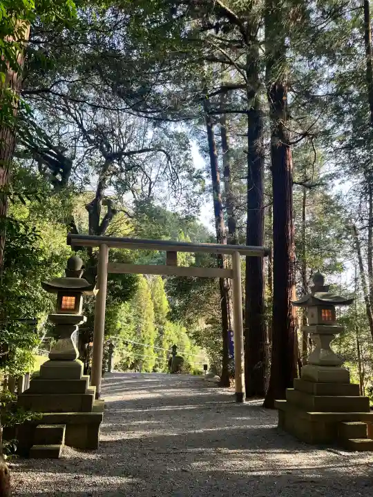 宇太水分神社(下社)の{uncategorized: "未分類", other: "その他", undefined: "問題あり", building: "その他建物", grave: "お墓", sacred_gate: "鳥居", guardian: "狛犬", statue: "像", buddha: "仏像", history: "歴史", nature: "自然", garden: "庭園", animal: "動物", pagoda: "塔", temizu: "手水舎", mountain_gate: "山門・神門", sanctuary: "本殿・本堂", subordinate: "末社・摂社", art: "芸術", scenery: "景色", jizo: "地蔵", ema: "絵馬", goshuin: "御朱印", omikuji: "おみくじ", items: "授与品その他", amulet: "お守り", goshuincho: "御朱印帳", eats: "食事", festival: "お祭り", votive_dance: "神楽", shichigosan: "七五三参", wedding: "結婚式", experience: "体験その他", initially: "初詣", around: "周辺", anti_infection: "感染症対策"}