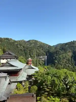 青岸渡寺の{uncategorized: "未分類", other: "その他", undefined: "問題あり", building: "その他建物", grave: "お墓", sacred_gate: "鳥居", guardian: "狛犬", statue: "像", buddha: "仏像", history: "歴史", nature: "自然", garden: "庭園", animal: "動物", pagoda: "塔", temizu: "手水舎", mountain_gate: "山門・神門", sanctuary: "本殿・本堂", subordinate: "末社・摂社", art: "芸術", scenery: "景色", jizo: "地蔵", ema: "絵馬", goshuin: "御朱印", omikuji: "おみくじ", items: "授与品その他", amulet: "お守り", goshuincho: "御朱印帳", eats: "食事", festival: "お祭り", votive_dance: "神楽", shichigosan: "七五三参", wedding: "結婚式", experience: "体験その他", initially: "初詣", around: "周辺", anti_infection: "感染症対策"}