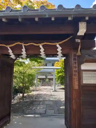 梅宮大社の山門・神門