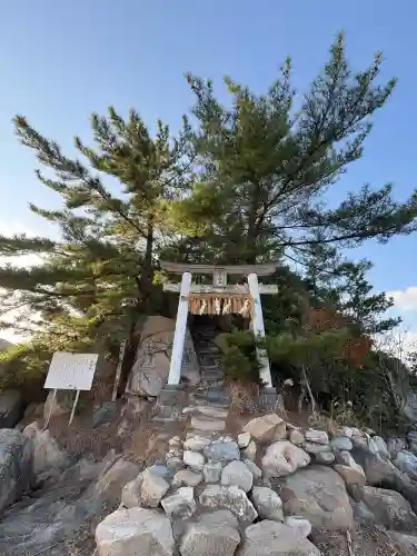 箱島神社の{uncategorized: "未分類", other: "その他", undefined: "問題あり", building: "その他建物", grave: "お墓", sacred_gate: "鳥居", guardian: "狛犬", statue: "像", buddha: "仏像", history: "歴史", nature: "自然", garden: "庭園", animal: "動物", pagoda: "塔", temizu: "手水舎", mountain_gate: "山門・神門", sanctuary: "本殿・本堂", subordinate: "末社・摂社", art: "芸術", scenery: "景色", jizo: "地蔵", ema: "絵馬", goshuin: "御朱印", omikuji: "おみくじ", items: "授与品その他", amulet: "お守り", goshuincho: "御朱印帳", eats: "食事", festival: "お祭り", votive_dance: "神楽", shichigosan: "七五三参", wedding: "結婚式", experience: "体験その他", initially: "初詣", around: "周辺", anti_infection: "感染症対策"}