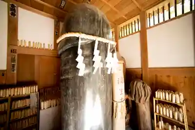 魂生神社の像