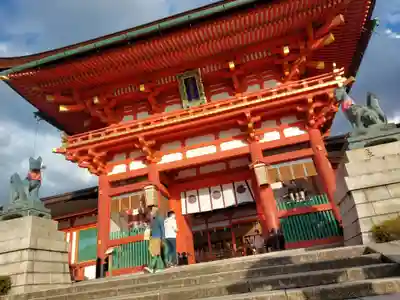 伏見稲荷大社の山門・神門