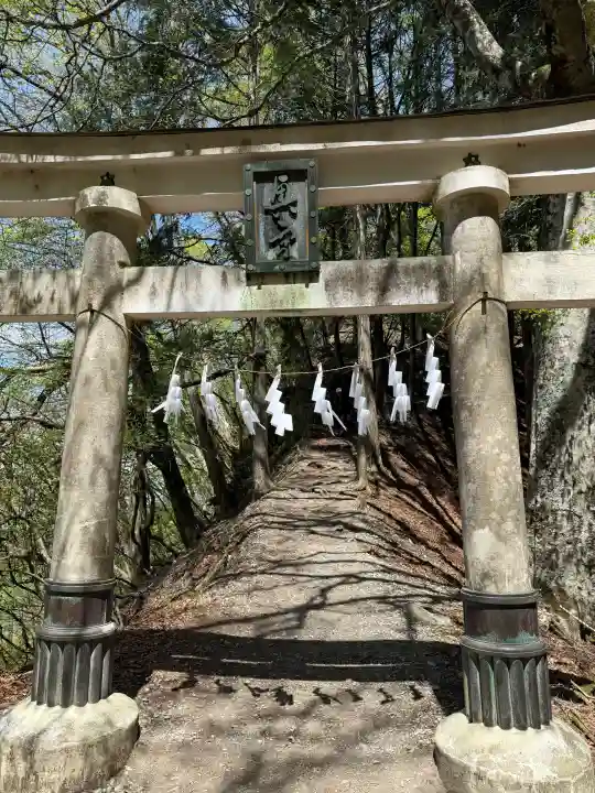 三峯神社奥宮の{uncategorized: "未分類", other: "その他", undefined: "問題あり", building: "その他建物", grave: "お墓", sacred_gate: "鳥居", guardian: "狛犬", statue: "像", buddha: "仏像", history: "歴史", nature: "自然", garden: "庭園", animal: "動物", pagoda: "塔", temizu: "手水舎", mountain_gate: "山門・神門", sanctuary: "本殿・本堂", subordinate: "末社・摂社", art: "芸術", scenery: "景色", jizo: "地蔵", ema: "絵馬", goshuin: "御朱印", omikuji: "おみくじ", items: "授与品その他", amulet: "お守り", goshuincho: "御朱印帳", eats: "食事", festival: "お祭り", votive_dance: "神楽", shichigosan: "七五三参", wedding: "結婚式", experience: "体験その他", initially: "初詣", around: "周辺", anti_infection: "感染症対策"}