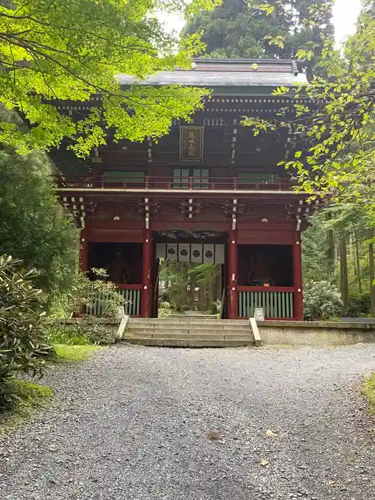 御岩神社の山門・神門