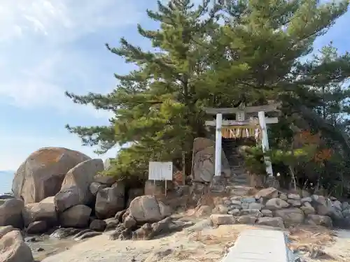 箱島神社の{uncategorized: "未分類", other: "その他", undefined: "問題あり", building: "その他建物", grave: "お墓", sacred_gate: "鳥居", guardian: "狛犬", statue: "像", buddha: "仏像", history: "歴史", nature: "自然", garden: "庭園", animal: "動物", pagoda: "塔", temizu: "手水舎", mountain_gate: "山門・神門", sanctuary: "本殿・本堂", subordinate: "末社・摂社", art: "芸術", scenery: "景色", jizo: "地蔵", ema: "絵馬", goshuin: "御朱印", omikuji: "おみくじ", items: "授与品その他", amulet: "お守り", goshuincho: "御朱印帳", eats: "食事", festival: "お祭り", votive_dance: "神楽", shichigosan: "七五三参", wedding: "結婚式", experience: "体験その他", initially: "初詣", around: "周辺", anti_infection: "感染症対策"}