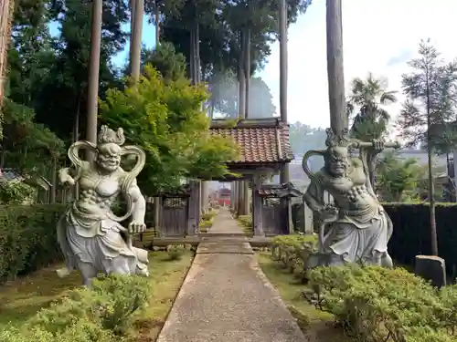 霊泉寺の像