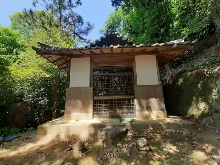 大狛神社の{uncategorized: "未分類", other: "その他", undefined: "問題あり", building: "その他建物", grave: "お墓", sacred_gate: "鳥居", guardian: "狛犬", statue: "像", buddha: "仏像", history: "歴史", nature: "自然", garden: "庭園", animal: "動物", pagoda: "塔", temizu: "手水舎", mountain_gate: "山門・神門", sanctuary: "本殿・本堂", subordinate: "末社・摂社", art: "芸術", scenery: "景色", jizo: "地蔵", ema: "絵馬", goshuin: "御朱印", omikuji: "おみくじ", items: "授与品その他", amulet: "お守り", goshuincho: "御朱印帳", eats: "食事", festival: "お祭り", votive_dance: "神楽", shichigosan: "七五三参", wedding: "結婚式", experience: "体験その他", initially: "初詣", around: "周辺", anti_infection: "感染症対策"}