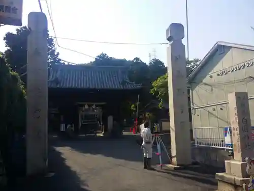 白國神社の山門