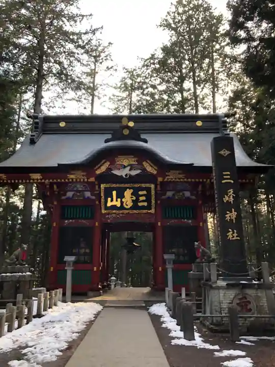 三峯神社の山門・神門
